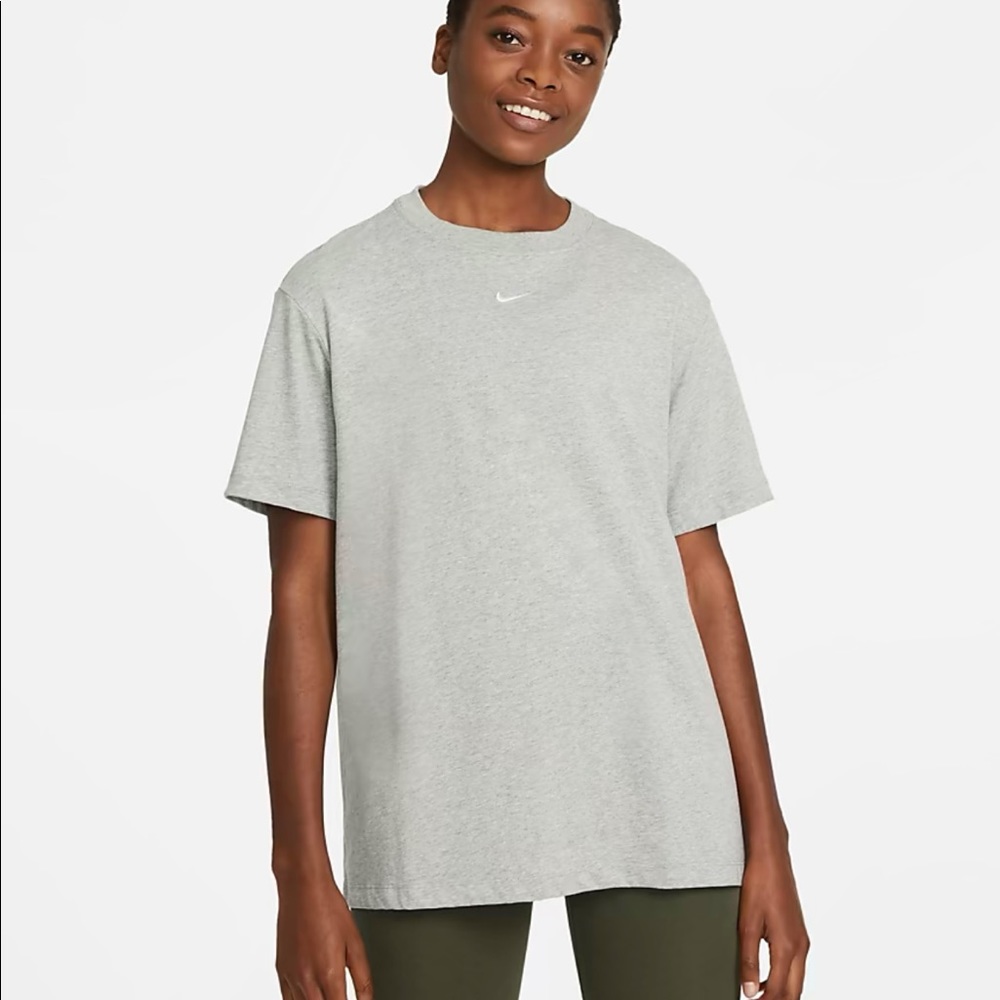 Nike Sportswear Women’s boyfriend tee size M